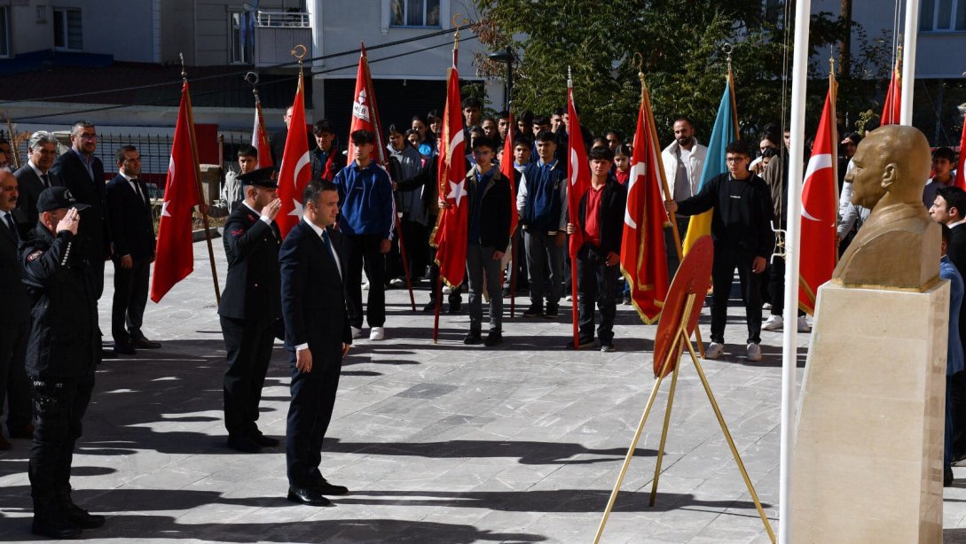 Kaymakamımız Sayın Musa AYYILDIZ, İlçe Protokolü ve İlçe Milli Eğitim Müdürümüz Sayın Yalçın SÜNE; 29 Ekim Cumhuriyet Bayramı'nın 101. Yıl Dönümü Münasebetiyle İcra Edilen Çelenk Sunma Törenine Katıldı.