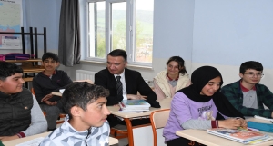 Kaymakamımız Sn. Musa AYYILDIZ okul ziyaretleri kapsamında Cumhuriyet Ortaokulu ve Mehmet Akif Ersoy İlkokulunu ziyaret etti.