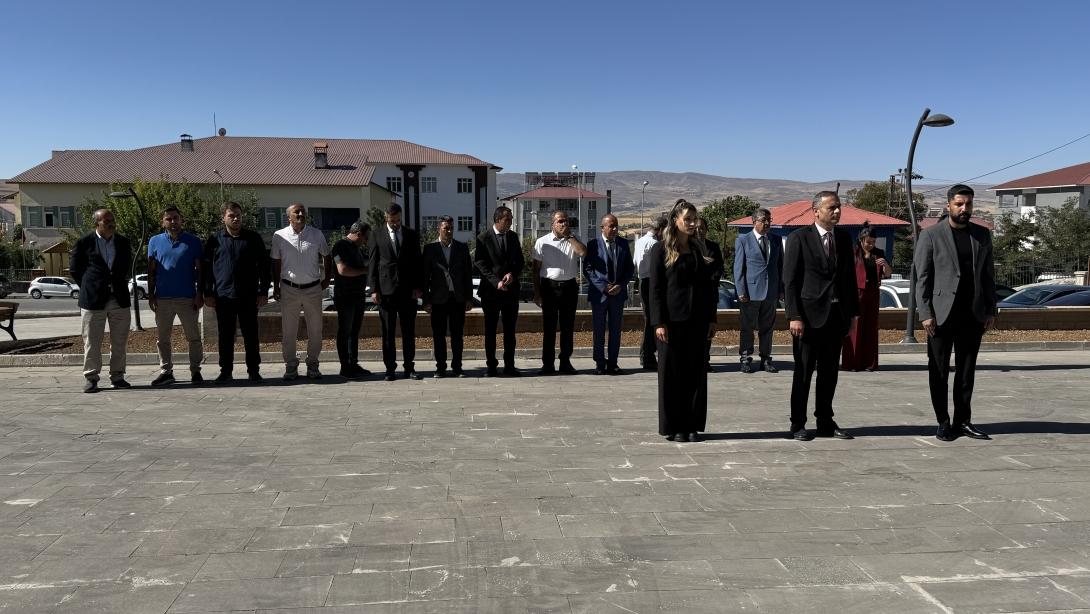 2025-2026 EĞİTİM ÖĞRETİM YILI İLKÖĞRETİM HAFTASI KUTLAMALARI KAPSAMINDA ÇELENK SUNMA TÖRENİ DÜZENLENDİ
